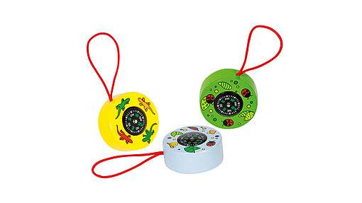 Kompass Farbvarianten des Kompasses in gelb, hellblau und grün mit Tiermotiven und Handschlaufe.