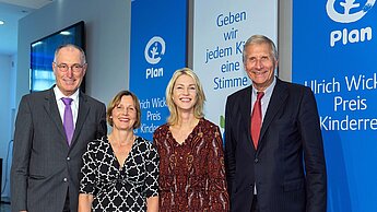 Bundesfamilienministerin Schwesig, Dr. Werner Bauch, Plan-Vorstandsvorsitzender, Maike Röttger, Plan-Geschäftsführerin, und Ulrich Wickert.