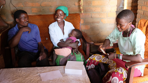 Mobile Aufklärung zu reproduktiver Gesundheit für Familien in Malawi Junge Familie erhält Aufklärung über Familienplanung durch eine Gesundheitsberaterin