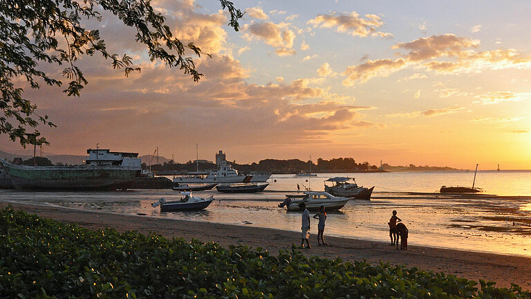 Sonnenuntergang am Hafen von Dili.