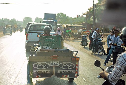 Blick auf eine dicht befahrene Straße