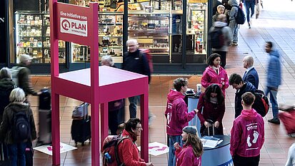 Riesiger pinker Stuhl in der Wandelhalle des Hamburger Hauptbahnhofs
