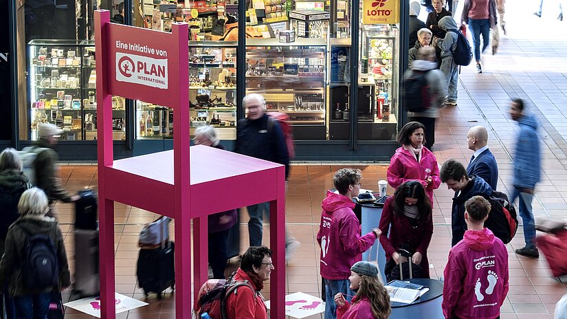 Riesiger pinker Stuhl in der Wandelhalle des Hamburger Hauptbahnhofs
