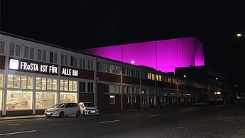 Das Kühlhaus der FRoSTA AG in Bremerhaven leuchtete pink. © Frosta AG