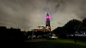 Der Michel ist im Dunkeln anlässlich des Weltmädchentages pink beleuchtet.