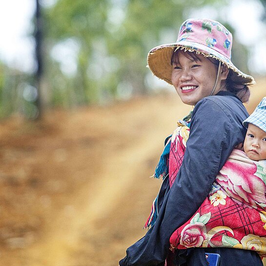 Mutter mit kleinem Kind im Arm in Vietnam