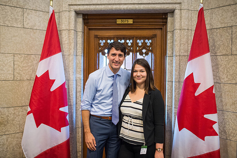 er 600 sogenannten Takeover-Aktionen rund um den Welt-Mädchentag wies Plan darauf hin, dass viele Mädchen selten die Chance haben, in solchen Positionen gesehen oder gehört zu werden. Justin Trudeau teilte sein Büro für einen Tag mit der 23-jährigen Breanne. © Plan International / CNW Group