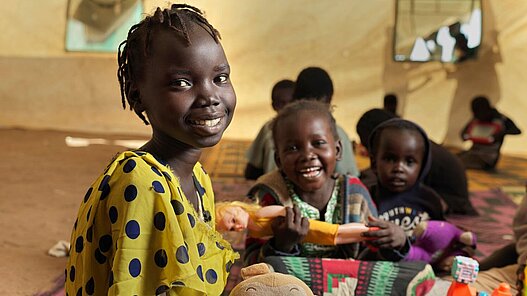 Kinder verbringen ihre Tage im kinderfreundlichen Raum des Kinder-Zentrums, einem sicheren Ort, an dem die im Zentrum lebenden Kinder Zeit mit Spielen verbringen, Freundschaften schließen und sich vom Trauma des Krieges erholen können.