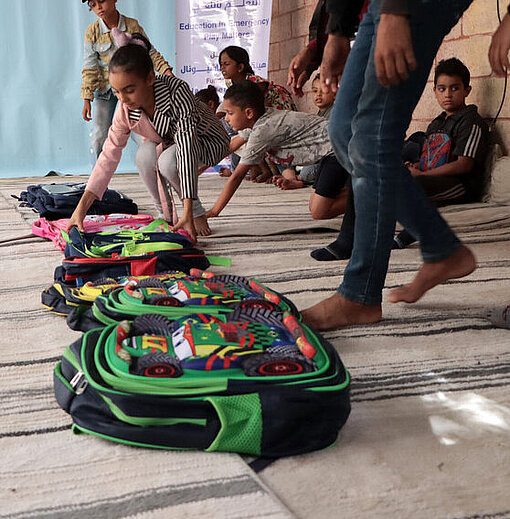 Kinder erhalten Rucksäcke