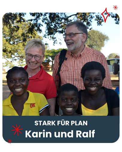 Karin und Ralf lachen mit drei afrikanischen Frauen in die Kamera.