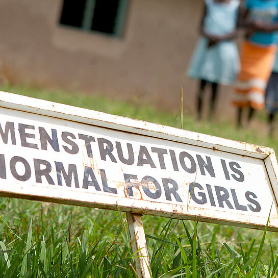 Schild mit "Menstruation is normal for Girls"