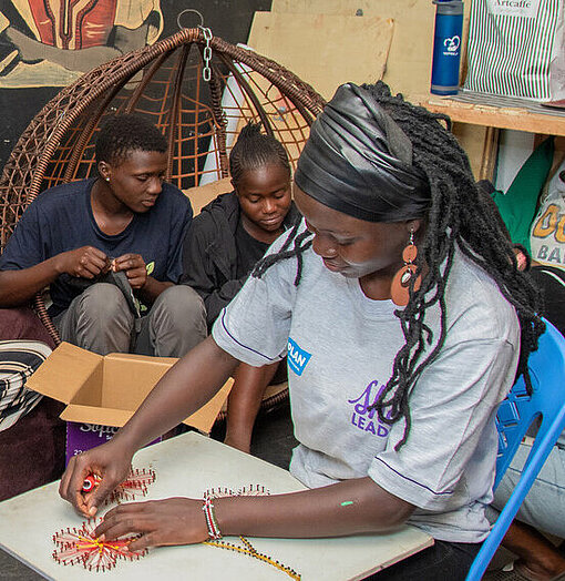 Faith in der Werkstatt mit Kolleginnen 