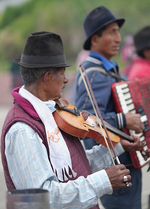 Männer musizieren gemeinsam.