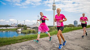 Im Sonnenschein liefen 3.702 Glitzerflitzer-Läuferinnen durch den Olympiapark in München. © Norbert Wilhelmi