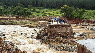 In Simbabwe haben die Fluten viele Straßen und Brücken weggespült, so dass der Zugang zu vielen Gebieten erschwert ist. © Plan International