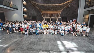 Ein Gruppenfoto der Teilnehmerinnen und Teilnehmer des Cologne Song Contest