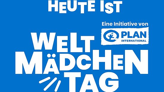 Blaue Grafik von Plan International. In der Mitte steht in weißen Buchstaben: ‚Heute ist Welt-Mädchentag‘. Rechts oben das Logo von Plan International. Unten sind vier bunte Illustrationen von Mädchen zu sehen: eines mit den Händen unter dem Kinn, eines mit Herz-Handgeste, eines frontal, eines seitlich lächelnd.