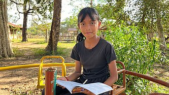 Sonita lernt draußen