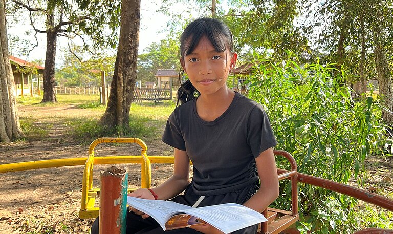 Sonita lernt draußen