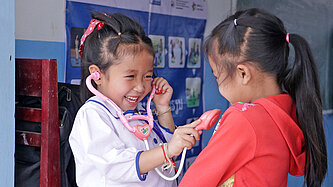 Zwei Mädchen spielen Ärztin und Patientin