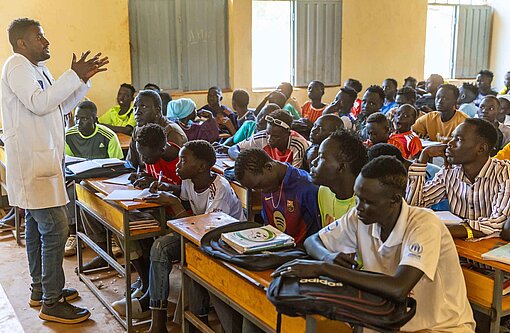 Blick in eine Schulklasse mit Jugendlichen