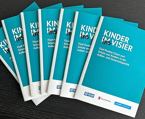 Titelblatt des Reports "Kinder ins Visier"