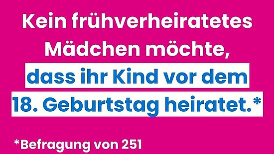 Pinke Informationsgrafik von Plan International zum Welt-Mädchentag. In weißen und blauen Buchstaben steht: ‚Kein frühverheiratetes Mädchen möchte, dass ihr Kind vor dem 18. Geburtstag heiratet.‘ Darunter Hinweis: ‚Befragung von 251 frühverheirateten Mädchen.‘ Unten das Logo vom Welt-Mädchentag mit Plan International.