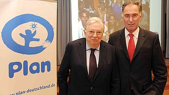 Der verstorbene Gründungsvorsitzende Rudolf Stilcken (links) und Dr. Werner Bauch, Vorstandsvorsitzender von Plan International Deutschland. © Foto: Peter Himsel