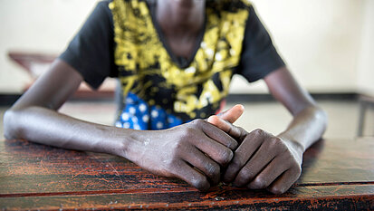 Kavula* aus Südsudan ist durch die zwanghafte Rekturierung einer terroristischen Gruppe von Mangelernährung betroffen - er wurde zwar von Hilfsorganisationen befreit, doch mit den Folgen der Mangelernährung wird er Jahre lang zu kämpfen haben. *Der Name wurde aus Kinderschutzgründen geändert.