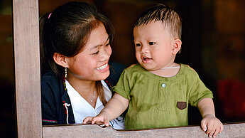Hang, 19, mit ihrem einjährigen Sohn in ihrem Haus im Bezirk Huong Hoa, Vietnam.