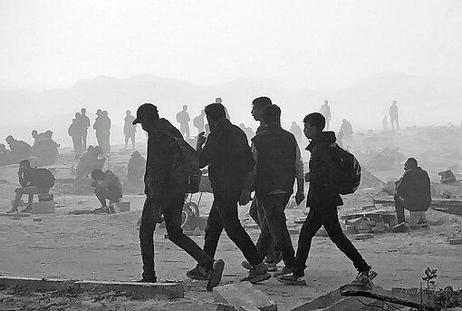Eine Gruppe Kinder läuft durch eine staubige Straße
