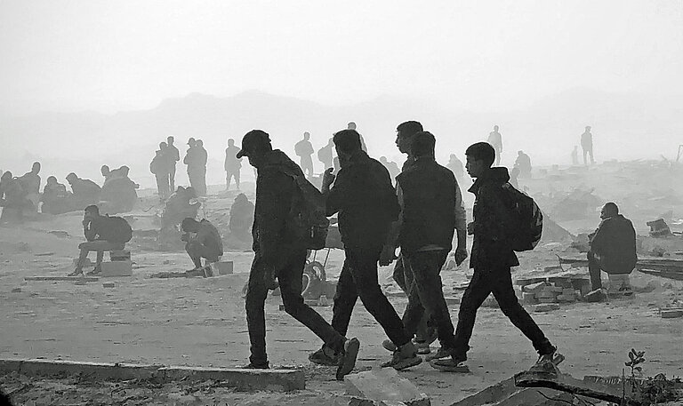 Eine Gruppe Kinder läuft durch eine staubige Straße