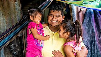 José mit seinen beiden Töchtern