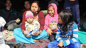 Plan-Teams haben bisher in Kathmandu, Makwanpur und Sindhuli 380 Planen zum Bau von Notunterkünften und 100 Decken verteilt. © Davinder Kumar/Plan