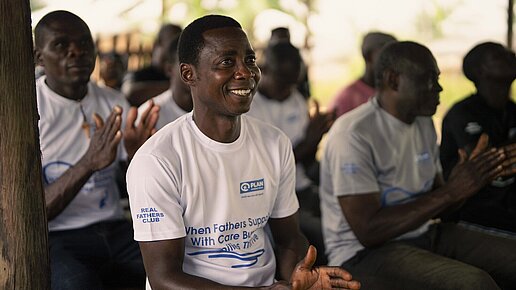 Väterclub in Ghana diskutiert über Rollenbilder.