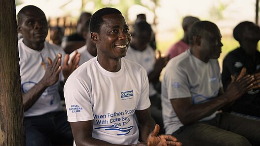 Väterclub in Ghana diskutiert über Rollenbilder.