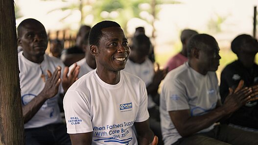 Väterclub in Ghana diskutiert über Rollenbilder.