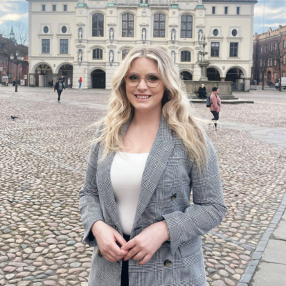 Ein Portrait von Anna-Lena Narewski vor dem Lüneburger Rathaus