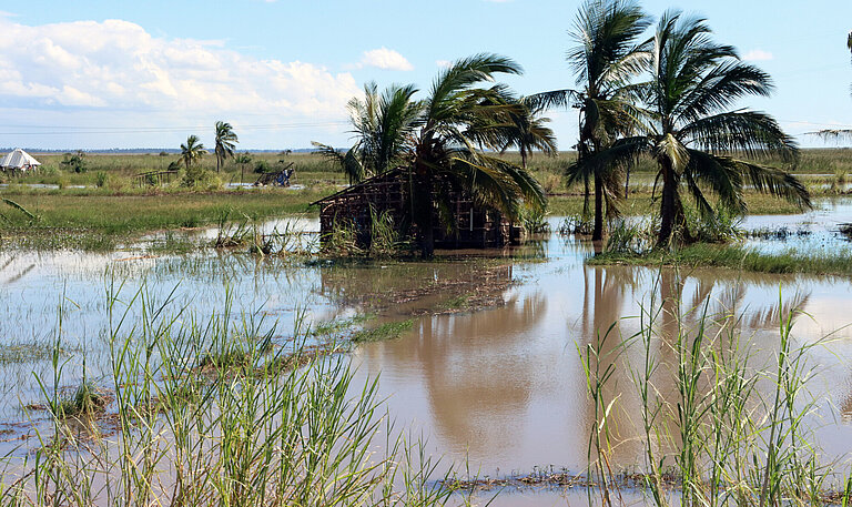 Eine überschwemmte Hütte in Mosambik 