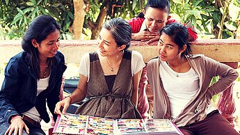 Besuch in Kamboscha: Marina Kem (Mitte) auf der Spurensuche zu ihrem Vater. © STERNTAUCHER Filmproduktion