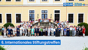 Vorschau Video des 6. Internationalen Stiftungstreffens mit einem Gruppenfoto der Teilnehmenden.