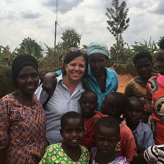 Dr. Susanne Bixner mit Kindern in Ruanda