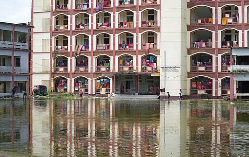 Ein Hochhaus steht mitten im Wasser