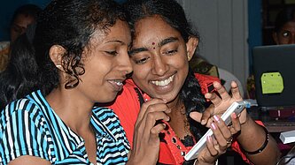 In Sri Lanka lernen Mädchen und Frauen den Umgang mit modernen Technologien, um ihre Rechte besser wahrnehmen zu können. © Plan International