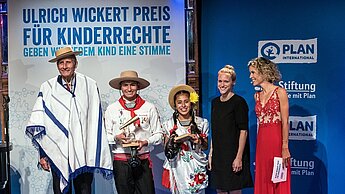 Ulrich Wickert mit den Jugendpreisträgerinnen aus Bolivien, Jhordan und Paola, sowie Verena Sailer und Moderatorin Annika Zimmermann. (v.l.n.r) © Plan International/Michael Fahrig