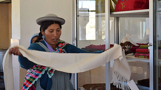 Aus der Wolle der Schafe lassen sich Webereien aufbauen sowie Kleidung und Kunsthandwerk fertigen.