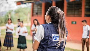 Plan International fördert spielerisch Aufklärung und Gemeinschaft für Jugendliche in Guatemala. Mitarbeiterin von Plan International leitet eine Gruppenspiel-Aktivität mit Jugendlichen in Guatemala.
