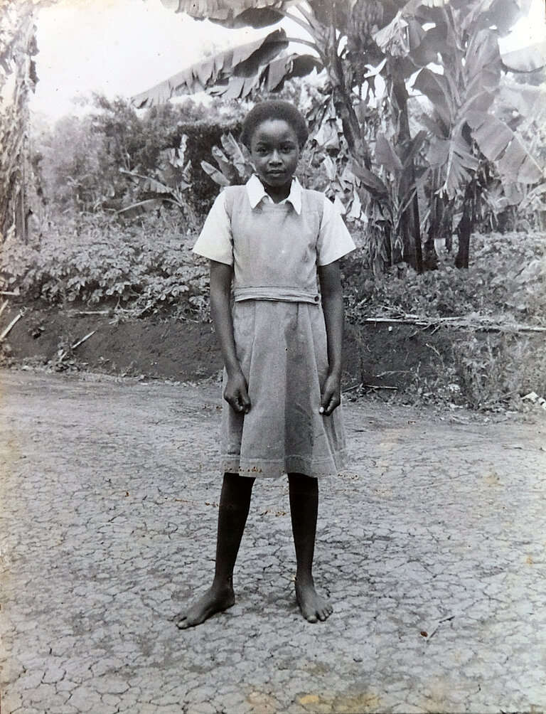 Schwarz-weiß Bild von Faith als Kind. 