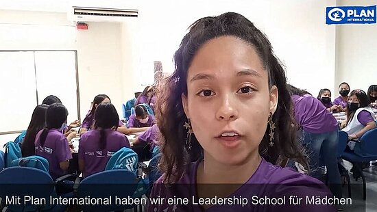 Das Plan-Patenkind Brenda aus El-Salvador schaut in die Kamera und erklärt, wie Plan International Mädchen und junge Frauen dabei unterstützt, die Schule erfolgreich abzuschließen.