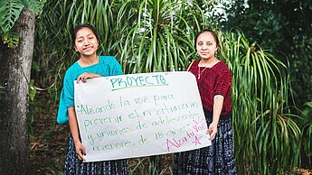 Mayra und Álida fordern dazu auf, die Stimme gegen Kinderheirat zu erheben. © Plan International